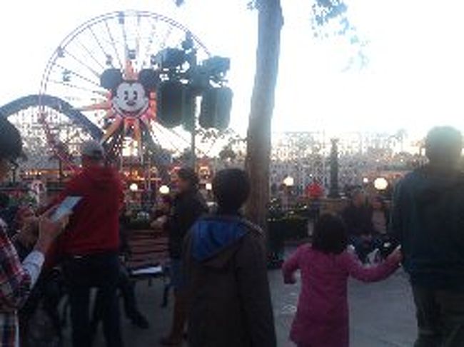 さすが。<br /><br />アメリカ。<br /><br />許容範囲まで、BIGだよ。<br /><br />身体の芯までアメリカを感じたら。<br />夕食はさらに感じてやろうじゃないの。ピザやバーガー、サブウェイなどなど、ファストフードを沢山買い占め、やたらとデカくて、安いビールとともに<br /><br />USA!<br />USA!<br />USA!<br /><br />もう、結構満腹です。笑<br /><br /><br /><br />