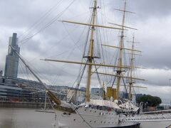 海軍練習帆船のサルミエント大統領号博物館．1899-1938の間世界を回った．

入ってみることにします．
