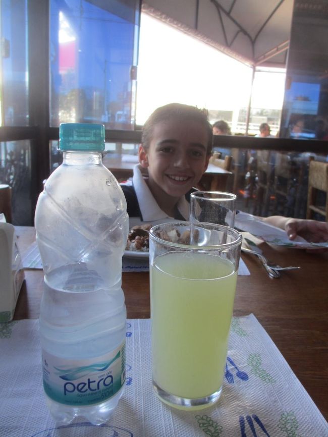 ミネラルウォーターを入れただけなのに<br />　リモナーダになってしもた。。。<br /><br />後ろで子供がポーズを決めてやがんの。。。