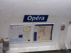 今日は、メトロのオペラ駅から出発です！