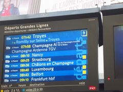 日本でTGVを予約しておきました！上から2番目のシャンパーニュ駅へ向かいます。青のゾーンからの出発ですが、ホーム表示はこれからです。
