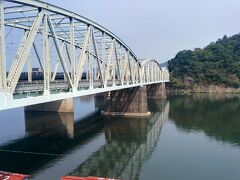 　電車が犬山遊園駅に着く直前にこの橋を渡ります。
　橋の向こうには木々に覆われた岸壁。

　ここは木曽川です。

