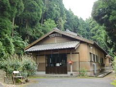 隣接する、陶芸の里 伝習館です。

こちらは体験コーナーなどがあるようですが、こちらも盆休みでした。

（T T）