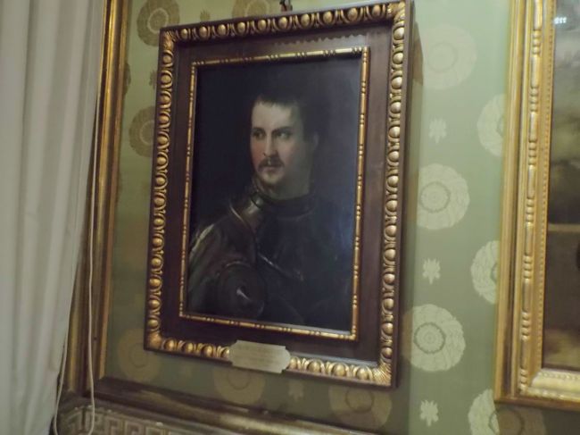 これはピッティ宮殿のパラティーナ美術館にあった、黒隊のジョヴァンニの肖像です。<br /><br />この人のエピソードで一番すごいのが、スペインとの戦争でマントヴァ近郊で負傷し、片足を切ると言う手術の時、手術の間中自ら燭台を掲げていたと言う話です。<br />まさしく三国志の関羽もびっくり（腕の手術中、酒を飲みながら囲碁を指していた）のエピソードです。<br />しかしさしもの気丈なジョヴァンニも、怪我には勝てず、この傷がもとで敗血症で亡くなってしまいます。<br />この人が生きていれば、後のスペイン軍（と言うかスペインに雇われたドイツのプロテスタント傭兵）によるローマ略奪もなかったかもしれないと言われています。<br /><br />と、あまり恵まれた人生ではありませんでしたが、運命のいたずらでこの人の一人息子のコジモがスペインの後押しで後のフィレンツェ王（トスカーナ大公という呼び名ですが）コジモ一世となります。