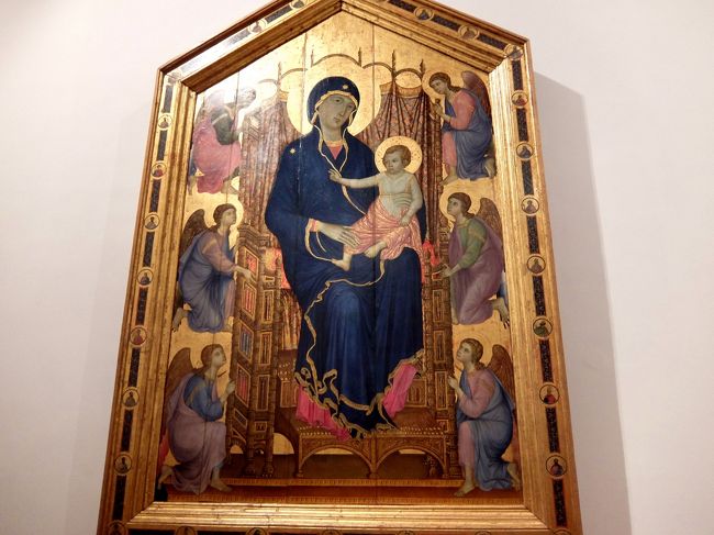 そして、それからやや過ぎた頃、１２８５年頃のドゥッチョの聖母子像です。