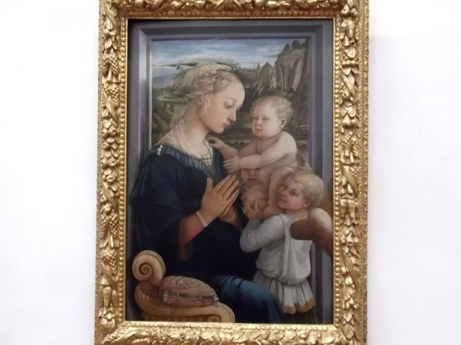 そしてフィリッポ・リッピの代表作ともいえる、「聖母子と天使」。<br />１４６５年作品です。<br />フィリッポ・リッピは破戒僧で女性問題を何度も起こし、その度にメディチ家に取りなされています。<br />最後に修道女に手を出し、子供を産ませてしまい、大スキャンダルになっています。<br />この時その時のメディチ家の当主コジモ（老コジモと呼ばれています）の力で還俗し、彼女と結婚しています。<br />その修道女ルクレチア画この絵の聖母マリアのモデルだそうです。<br /><br />そしてそんな経歴のせいか、フィリッポ・リッピは女性の絵は素晴らしいのですが、肝心の幼子キリストが可愛くないのです。<br />が、このキリストを支える天使の可愛さは彼にしては珍しいです。