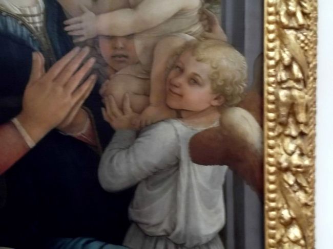 と思ったら、なんとこの天使のモデルは、この時生まれた息子のフィリピーノだそうです。<br />５０を過ぎて出来た我が子。<br />目に入れても痛くないほど可愛かったのでしょうね。<br /><br />このフィリピーノも後に画家になります。<br />フィリピーノが１２の歳にフィリッポが亡くなり、フィリピーノは父親の弟子だったボッティチェリの弟子となります。