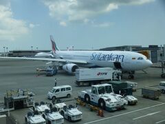 １日１便の直行便13:20成田発スリランカ航空でコロンボへ。

