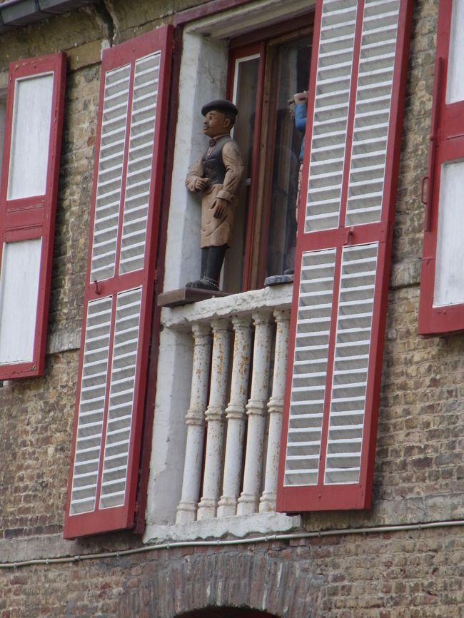 窓からおじさんがお見送りしてくれています。