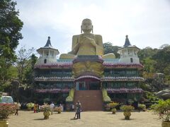 ダンブッラ石窟寺院の岩山の麓にある黄金の大仏。石窟寺院には大仏の左脇から続く階段を２０分ほど登る。