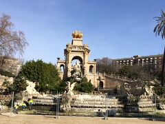 シウタデリャ公園にはドラクエに出てきそうな泉（工事中だったけど）やマンモスの銅像とかもあって、満喫してたらもう11時すぎ！