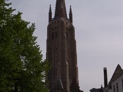 聖母教会。
近くからだと大きすぎて写真に納まりきれなかったので、いい写真が撮れて良かった♪

お天気がいまいちなのが残念...。
