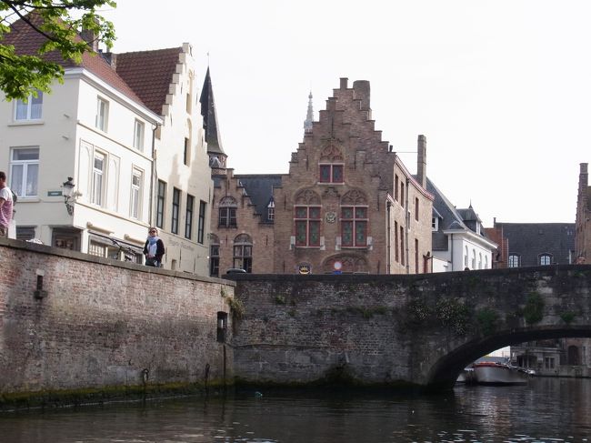 私達の泊まっているホテルが見えました〜♪<br />真ん中にちらっと見えるとんがり屋根の建物がホテル。<br />橋の奥に見える白い建物がホテルのレストラン部分です。<br /><br />