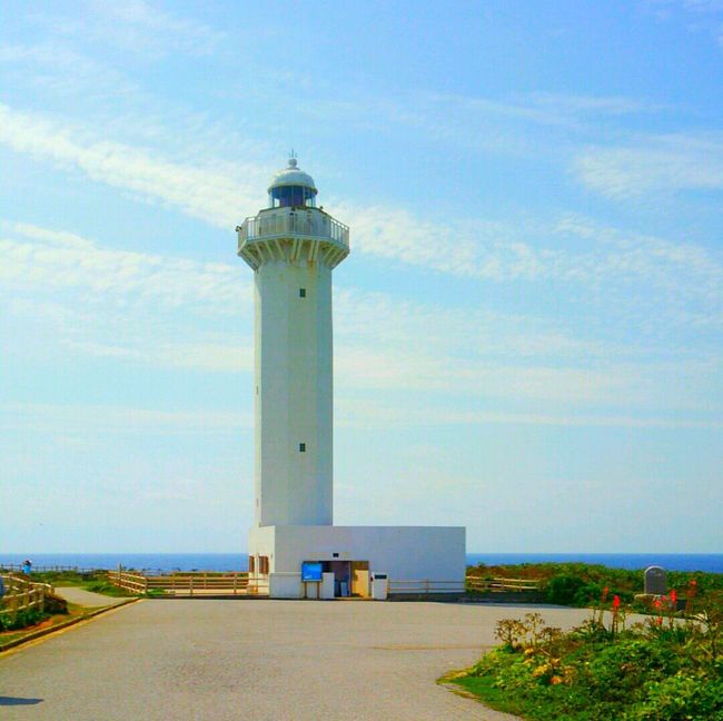 そして予定通り東平安名崎へ。<br /><br /><br />灯台に上るつもりがなく、<br />財布を車に置いてきたのですが、<br />近付くにつれてやっぱり上ろうかと迷い、<br />旦那に相談するとちゃんと財布持ってきてたー！<br /><br /><br />ぬわー(◎∀◎;)<br />普段頼りないのに、やるじゃーん！！ｗ<br />