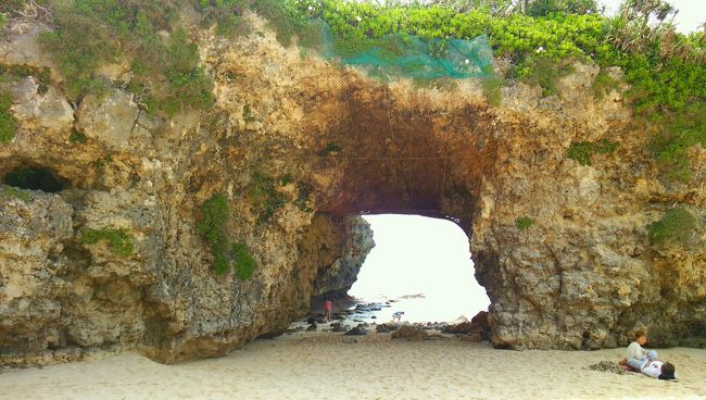 待ってた景色・・・(  ＾∀＾)<br />迫力ある〜！凄い形ですね！<br />大岩の影は涼しくて癒してくれます。<br /><br /><br /><br /><br />休憩して夕方になる前に(夕日は好きじゃない)、<br />伊良部島へ向けて出発します⊂(^ω^)⊃