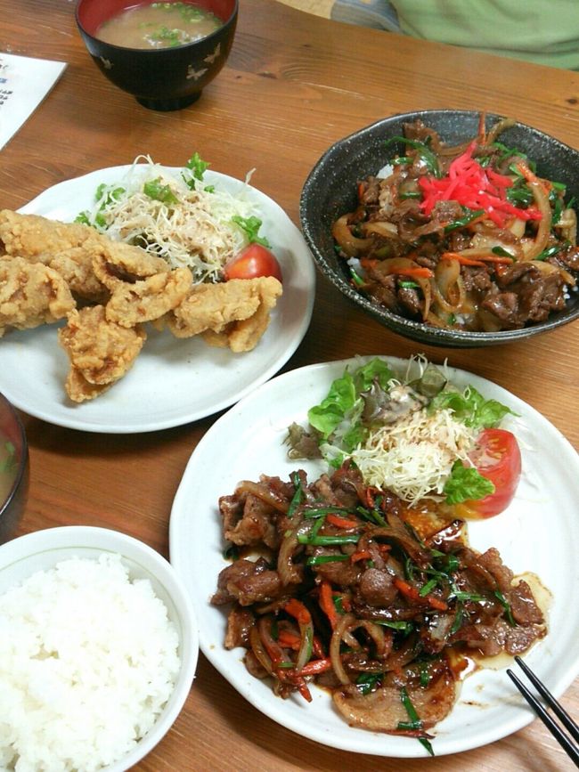 夜ご飯もこちらの食堂で頂きました(^p^)<br /><br /><br />またこれが美味しいのなんのってヽ(≧∀≦)ノ<br />どれもこれも味がしっかり付いていて<br />ご飯がすすむすすむ！それに安くて多い！！<br /><br />