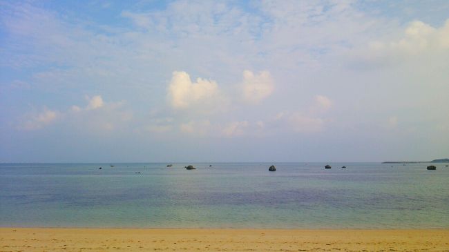 朝の佐和田の浜を１人でお散歩。<br />涼しくて気持ちいい\(^^)／<br />ふと振り返るとや宿のベランダから<br />旦那が手を振ってくれました(^^//)<br /><br /><br />感動をいっぱいくれた宮古島の空気を<br />胸いっぱい吸い込みます。<br />