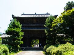 東光寺三門（国指定・重要文化財）

この門は創建後121年後に竣工しました。藩主毛利斉熙が寄進したもの。

地方寺院としては立派なもので、桁行11.6ｍ・梁間6.7ｍもあります。
南禅寺の三門を小さくしたような感じです。
