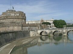 2013/05/05　サンタンジェロ城

テヴェレ川に架かる橋を渡っています・・・
この下で、映画「ローマの休日」で船上パーティーの撮影が行なわれたのですね〜
