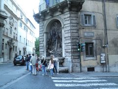 2013/05/06　サン・カルロ・アッレ・クワトロ・フォンターネ聖堂
（Chiesa di San Carlo alle Quattro Fontane）

４つの噴水の教会という意味らしい
バルベリーニ宮殿へ行く途中の交差点にあります・・・