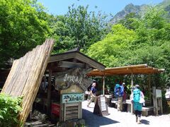 嘉門次小屋に到着です。