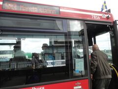 ストックホルム　第２ターミナル到着。
観光案内所でアクセスカードを７日分チャージして出発。
ターミナルから出て直ぐにある、路線バスの停留所から５８３系統でマースタ駅に行きます。
バスは、アクセスカードで乗車できます。