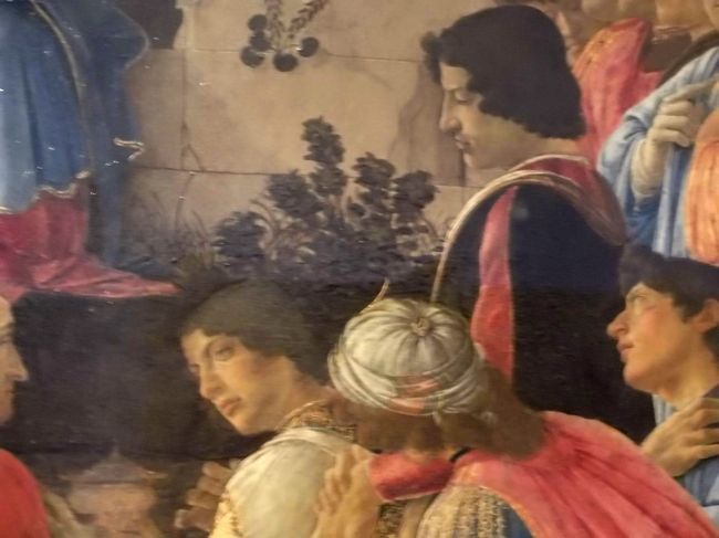 そしてロレンツォ豪華王もしっかり描かれています。<br />黒い服を着た横顔を見せた人物です。<br /><br />地球の歩き方の２０１５年判ではジュリアーノとロレンツォが逆になっています。<br />が、ロレンツォの左下、左横を見ている人物をレオ１０世と書いている時点でかなり怪しいです。<br />なぜならこの絵の描かれたのが１４７５年頃。<br />レオ１０世はロレンツォの息子で、生まれたのが１４７５年の１２月。<br />この絵が描かれていた頃はまだロレンツォの奥さんの胎内にいたと思われます。<br />