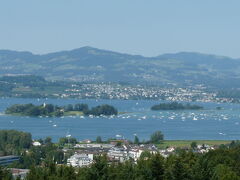 湖が見えます。


ボーデン湖、たくさんの白いヨットが

浮かんでいます。ヨーロッパの人は

リッチだな。

湖の向こうはドイツです、スイス側から写真撮っています。