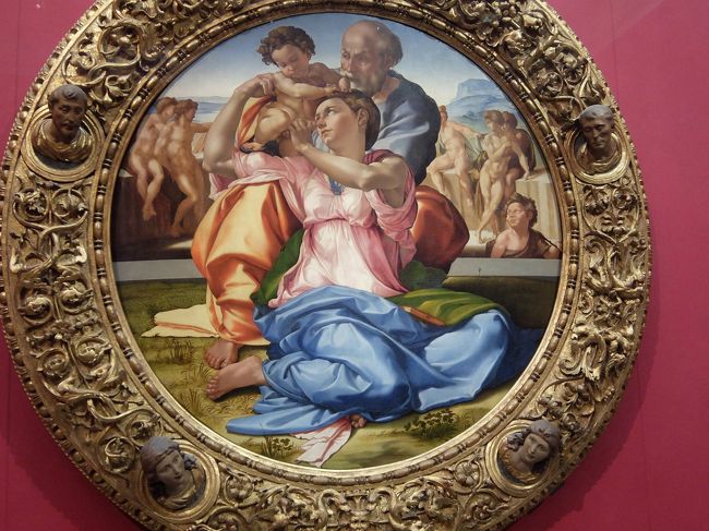 トンドの「聖家族」<br />１５０７年頃の作品。<br /><br />トンドとは丸いと言う意味で、お祝いの時に贈答的意味合いで送られたものです。<br />これはアニョーロ・ドーニが自身の結婚の時にミケランジェロに発注したものらしいです。<br />ただ、さすがはフィレンツェ商人、完成時に値切ったとか。