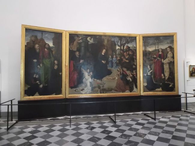 ところで、ボッティチェリの部屋にはフランドルの絵も飾られています。<br />ヒューホ・ヴァン・デル・フースの「ポルティナーリの三連祭壇画」１４７７年頃の作品。<br />何故フランドルの絵がボッティチェリの部屋に飾られているのか疑問だったのですが、この絵は油絵だったそうです。<br />イタリアでは当時まだテンペラ画とフレスコ画が主流で油絵などは誰も知らなかったそうです。<br />そんな中、フランドルから輸入された油絵を見て、フィレンツェに一大センセーションを巻き起こした様です。（しかもアルプス以北の人々をバルバリー（野蛮人）と呼んで見下していたので、衝撃は非常に大きかったと思います）<br />その後フィレンツェも油絵が主流になって行きます。