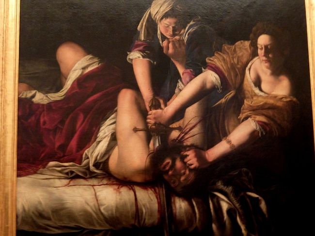 アルテミジア・ジェンティレスキ「ホロフェルネスの首を切るユディット」１６２０年の作品。<br /><br />とにかく凄いとしか言いようがありません。<br />しかも描いたのは女性画家です。<br />注文したのはコジモ２世でしたが、あまりに残虐なので、ずっと宮殿の片隅に仕舞われていたそうです。<br /><br />この凄まじい絵を見てウフィッツィ美術館を後にしました。<br /><br />