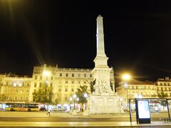 RESTAURADORES駅で下車し、地上に出ると
広場がライトアップされています。