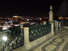 登った先は、展望台です。
夜景は、リスボンよりポルトのほうが光が多くて綺麗です。