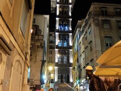 エレベーターに乗りたくて、歩いてきましたが、
残念ながら修復中のようで、閉まっていました。
翌日、バスで近くを通った時は、動いていました。

写っている男性は、自撮棒を販売中