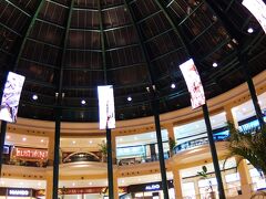 お土産を買いたいと思いましたが、お店がほとんど閉まっているので
メトロに乗ってガイドブックでみつけた郊外のショッピングセンターに
行くことにしました。　ここは24時までオープンしています。