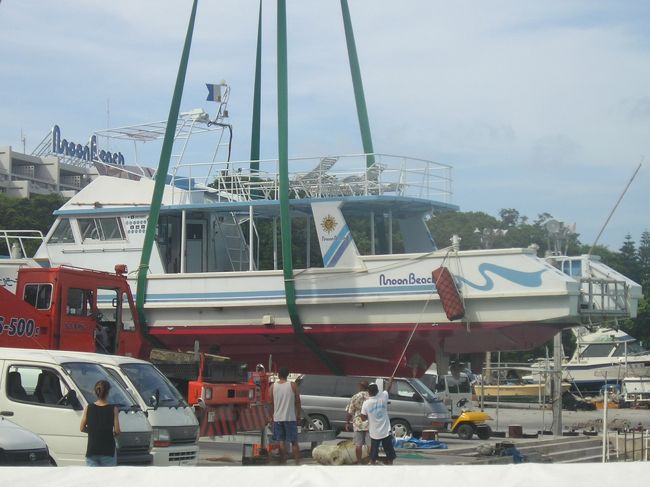 １本目を終えて港に帰ると、翌日の台風に備えて港の船をすべて陸上に上げていました。