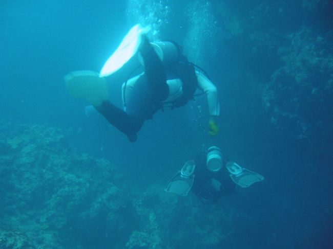 岩の間をくぐりぬけ少し洞窟の中へ入っていくと