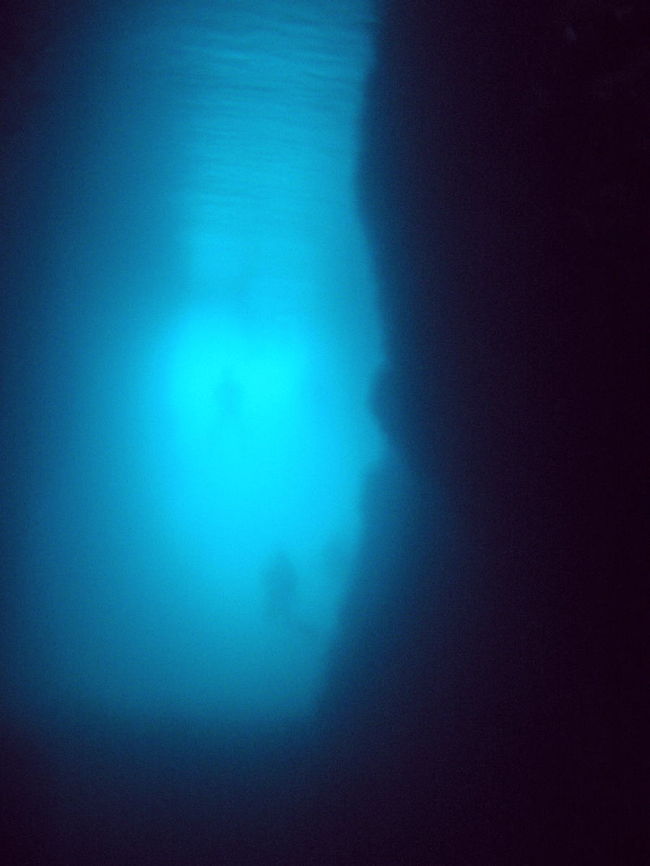 洞窟の奥は行き止まり<br /> そして、後ろを振り返ってみると<br /> そこには幻想的な光景が・・・。