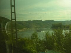 その車掌さん、
「きれいな風景でしょう？」
って話かけてくれました。

窓がきれいだったら・・・と言いたかったけれど、語学力ないので
「本当にいい眺め」
だけ答えました。

ボッパルトで、リフトに乗りたかったのだけど天気が崩れるならばできないと判断。

よって、コブレンツまで行って、トリアーに行くことにしました。