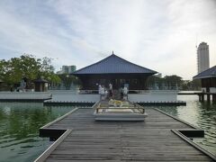 シーママラカヤという湖に浮かぶ革新的な寺院・