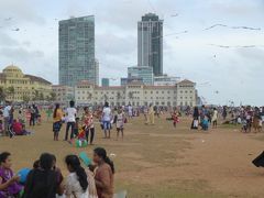 ゴールフェイスグリーン。インド洋に面した数多くの家族や恋人たちが集まったり、散歩をする市民たちでとてもにぎわっている。凧揚げをしたりくつろいでいる。