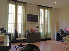 このとき初めて会ったこの宿の女性オーナーはとてもいい人でした。

リビングで荷造りし直して、コーヒー飲んで空港へ。

サンセバスティアンに向かうよ〜！！