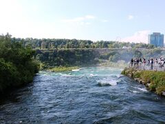 右がルナ島、左がゴート島、中がブライダルベール滝です。