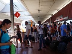 バルセロナ空港に到着したのは２時半。
ここからレンファと地下鉄を乗り継いでまずはホテルにチェックイン。

海外でいつも戸惑うのが電車のチケットの購入方法。

今回は簡単に券売機で１０回分の回数券を9.95ユーロで購入。

この回数券はなかなかすぐれもので近郊交通と地下鉄、バスのすべてに使えるんです。

