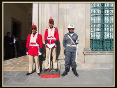 【大統領官邸（Palacio de Gobierno）】

大統領が上で執務している筈ですが、警護は....この「おもちゃの兵隊」みたいな方々のみ....。