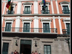 【大統領官邸（Palacio de Gobierno）】

ここは、大統領府....なのに、ドアも開けっ放し。