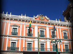 【大統領官邸（Palacio de Gobierno）】

普通に市民風の方々が、自由に出入りしています。

市役所みたいなんですが...大統領府なんです....ここ.....