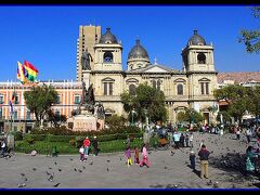 【大統領官邸（Palacio de Gobierno）の前】

ここ「ムリリョ広場」はこの国家の中心に所在する広場と言えます。

一般的には、もっと物々しい場所のような気がしますが.....。