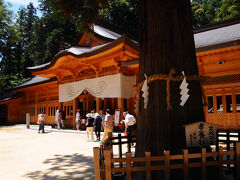 穂高神社は、駅から歩いて5分ほどである。ちょうどお祭りで、駅から境内まで大いに賑わっていた。本殿の前にも、踊りの練習をする人たちが大勢いた。それにしても、いかにも新築と言った木肌が鮮やかな社殿は、どこか落ち着かない雰囲気であった。個人的には、硝子張りにする必要はないと思うので、以前の方が趣があってよかった。