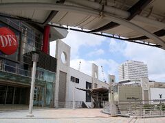 ロイヤルオリオンからタクシーでDFSへ。
そこでレンタカーを借りることにしましたが
タクシーの運転手さんが気を利かせレンタカーの
出発ロビーに連れて行ってくれましたが.......
９時にOPENして受付しようしたが
DFSの端の受付カウンターで受付をして来て
くださいとのこと。ちょっと悪意を感じます。
妻と娘を待たせ、歩くこと５分以上　ブランドショップを
抜け化粧品コーナーを抜けるとゴールです。
受付を済ませたら、また出発ロビーへ。
９時を過ぎると、マナーの悪いアジア人がバク買中。
エスカレーターの周りでたむろして動かないので一喝して
やりました。

